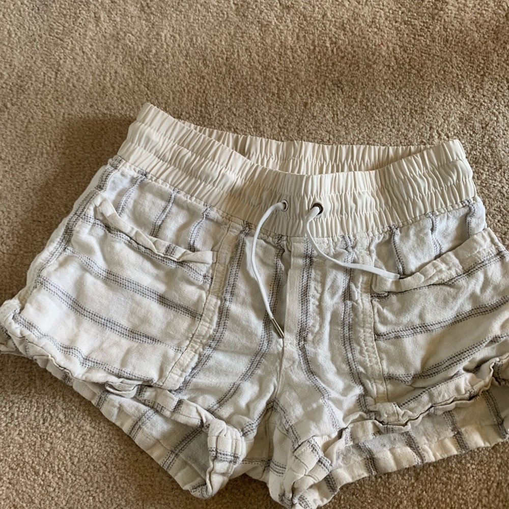 White athleta flowy shorts